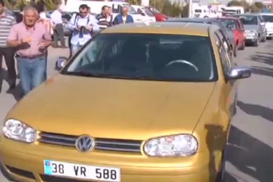 Parmağıyla 8 otomobil çekti