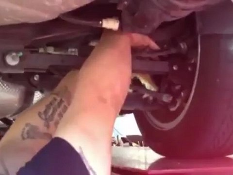 Chaton bloqué sous une voiture