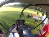 Un hélicoptère récupère un avion radiocommandé