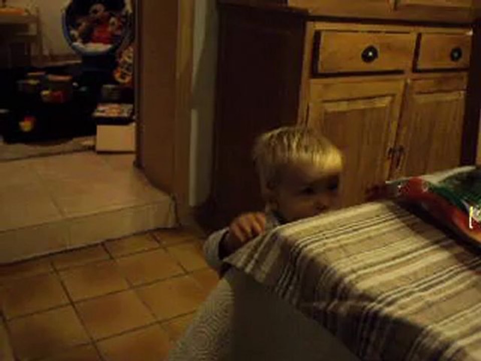 PL se met debout sans les mains