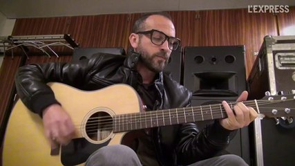 Lucas Santtana chante la crise financière en session