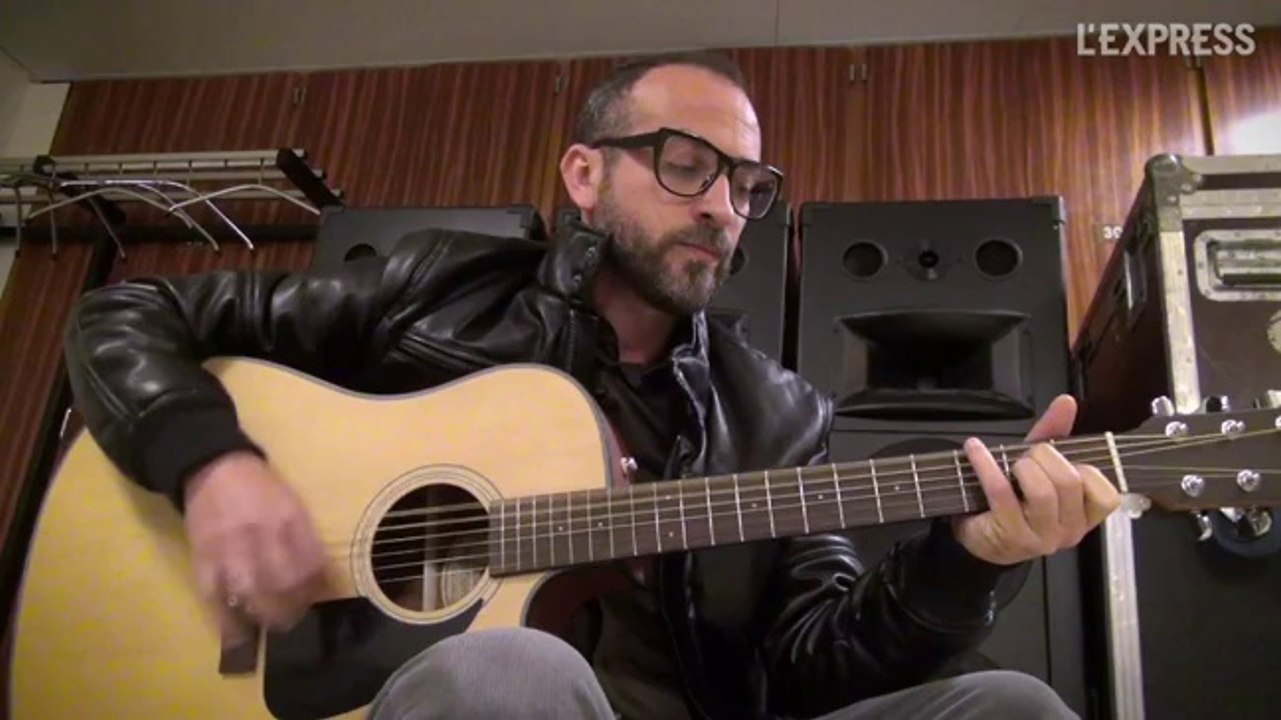 Lucas Santtana chante la crise financière en session