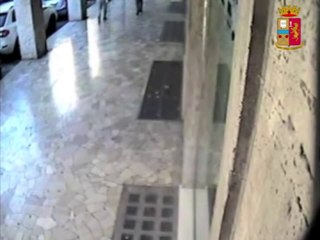 Foggia - Ruba collanina a ragazza, bloccato dai cittadini (30.10.12)