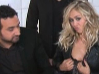 Enora Malagré montre un sein dans la Boite à Questions !