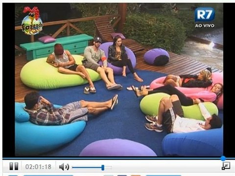 Carril fazendo carinho na Claudia