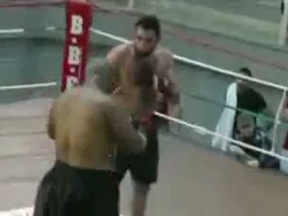 Un boxeur se fait vite calmer