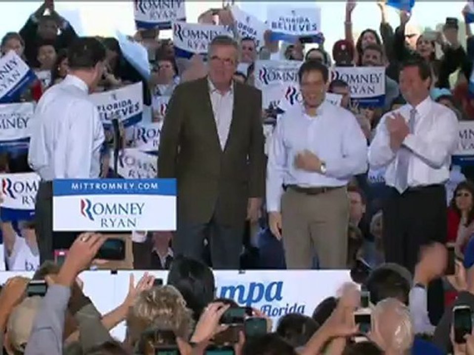 Obama oferece apoio às vitimas de Sandy; Romney retoma campanha