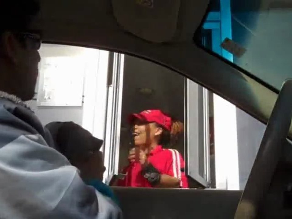 Blague au Drive avec une fausse main
