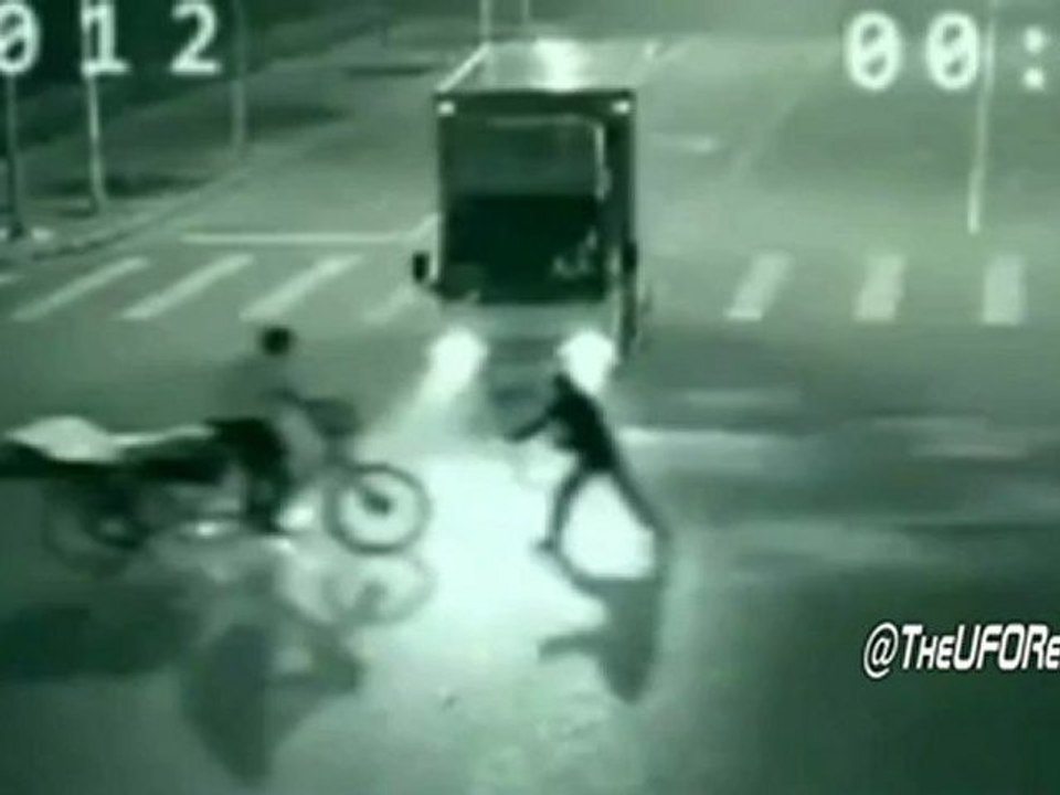 CCTV camera captured Teleportation in China - September 2012