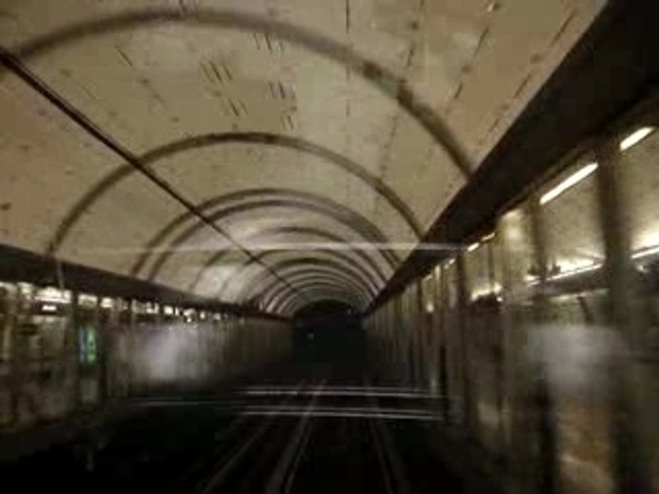 Metro L14 Pyramides