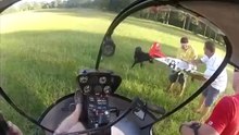 Helicóptero resgata avião do topo de uma árvore