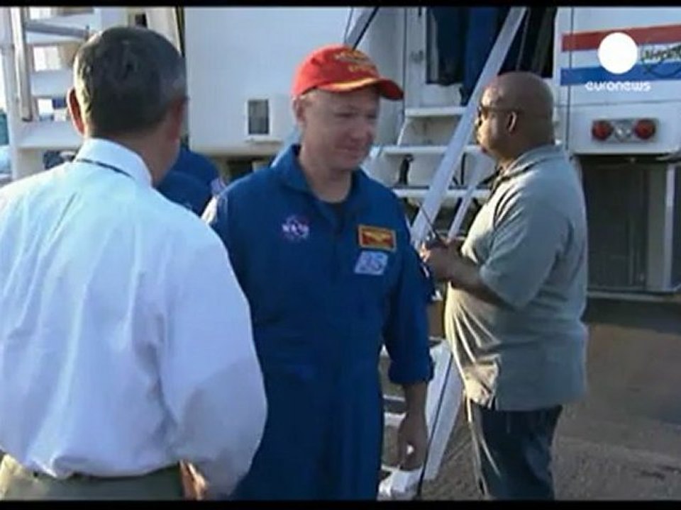 Lo shuttle Atlantis verso la destinazione finale
