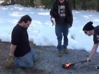 Casser une guitare en feu sur la tete de son pote - TconouKoi