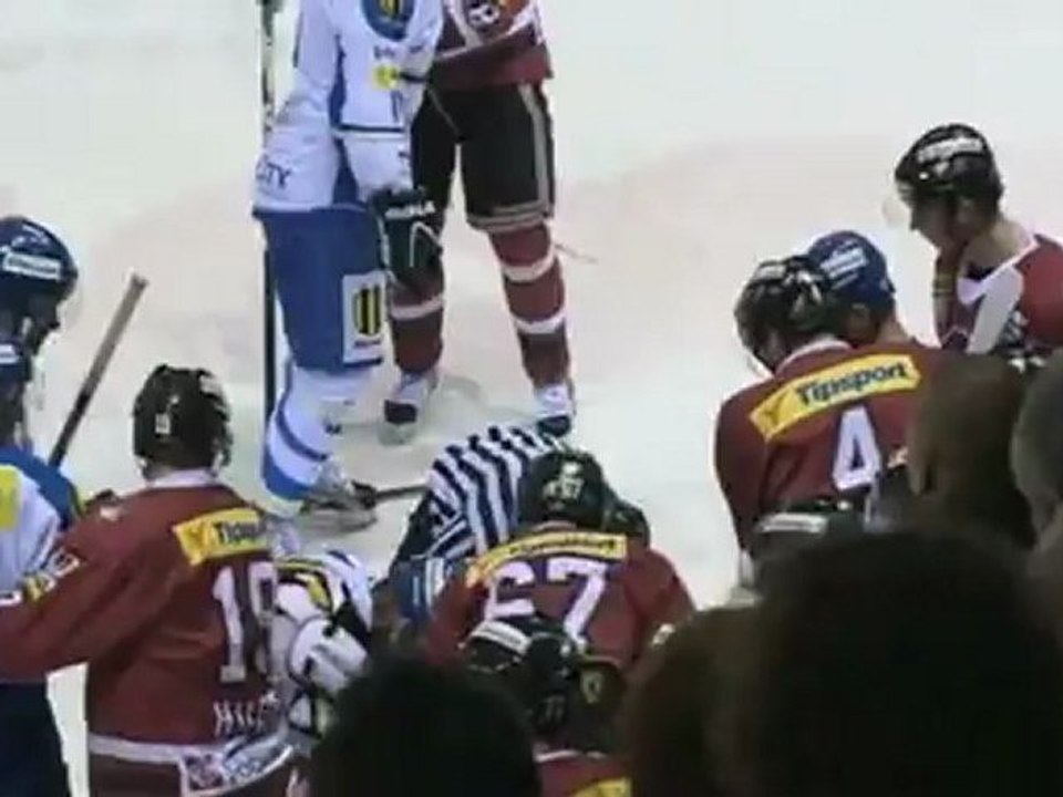 Dramatic ice hockey brawl: Fight breaks out on rink
