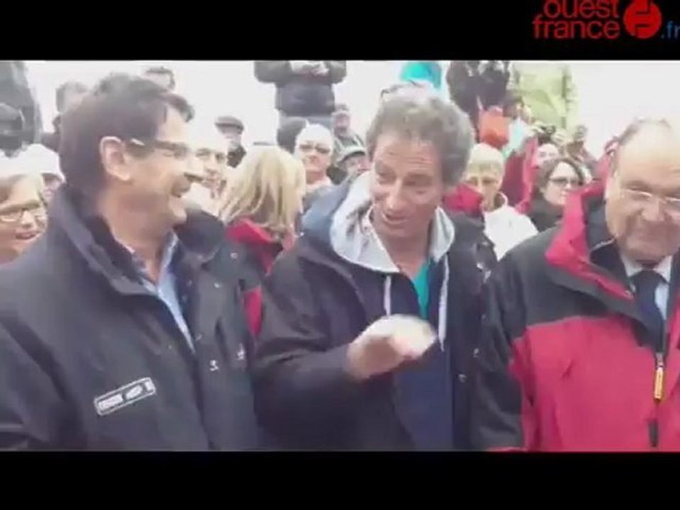 Vendée Globe : Desjoyeaux a de nouvelles empreintes sur le remblai des Sables d'Olonne