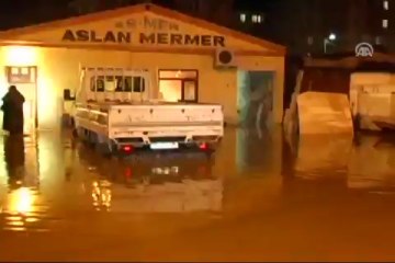 Bir saat yağdı sel oldu