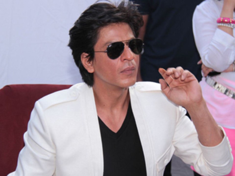 Shahrukh Teaches Journalism To The Reporter