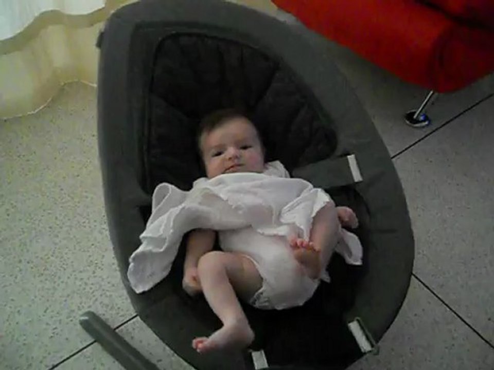 Lili fait des sourires