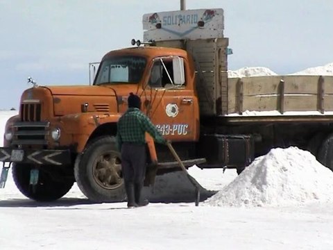 gilles alberty: traversée à vélo du lac salée de uyuni en bolivie