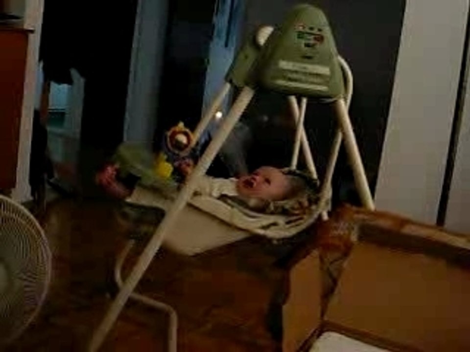 Elliot dans sa balançoire