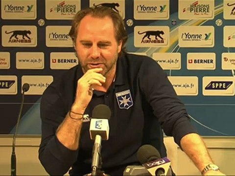 Conférence de presse AJ Auxerre - GFC Ajaccio : Jean-Guy WALLEMME (AJA) - Jean-Michel CAVALLI (GFCA) - saison 2012/2013