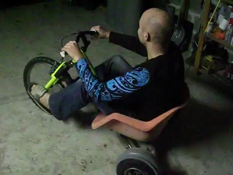 drift trike 1ère essai dans le garage....