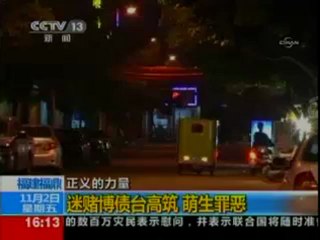 Eli silahlı gaspçıyı kadınlar dövdü