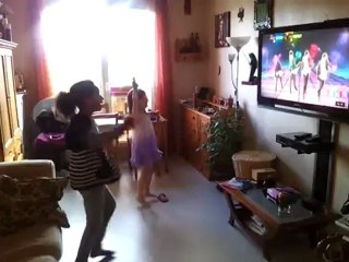 Iliana et sa cousine Inès dansent