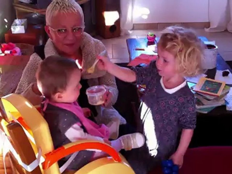 Zoé donne le gouter