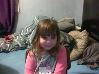 Océane joue au jeu de la souriciere...