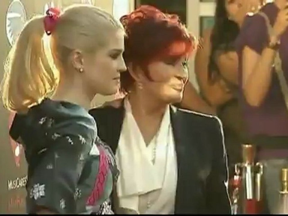 Sharon Osbourne reportedly undergoes double mastectomy.