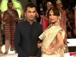 Malaika Arora Khan Show Stopper For Vikram Phadnis @ Blenders Pride Fashion Tour 2012