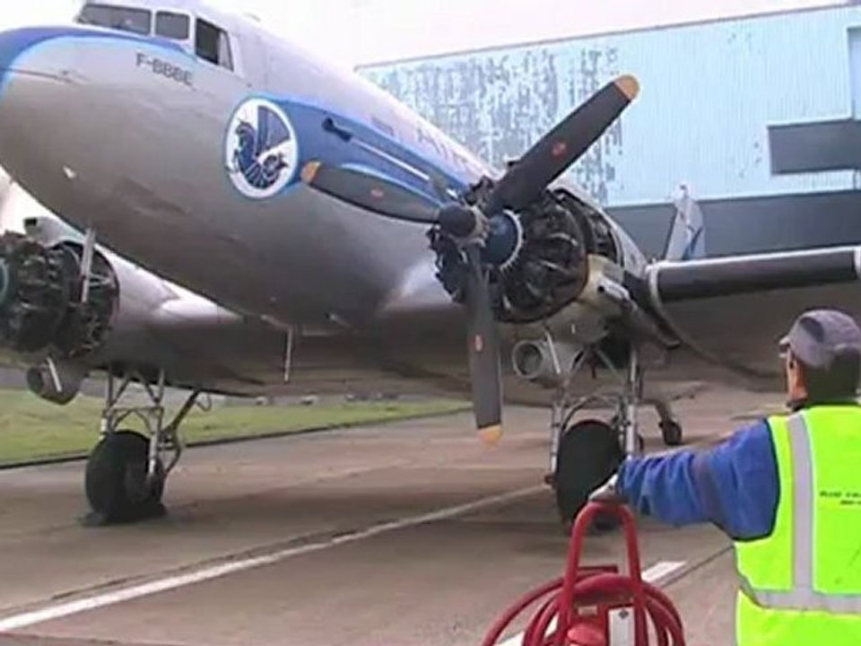Avion DC3 démarre les moteurs