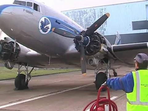 Avion DC3 démarre les moteurs