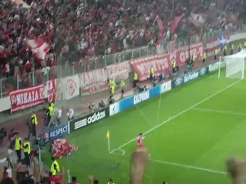 Πανηγυρισμοί στο Γεώργιος Καραϊσκάκης μετά το 2-1 του Λεάντρο Γκρέκο