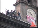 Napoli - Protesta per il lavoro, padri di famiglia sul tetto di Palazzo Reale (31.10.12)