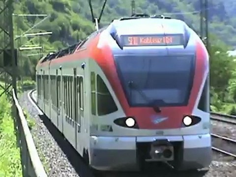 Züge und ein Schiff bei Kestert am Rhein, BR120, 2x RHB BR143, BR152, 2x BR185, 2x BR428