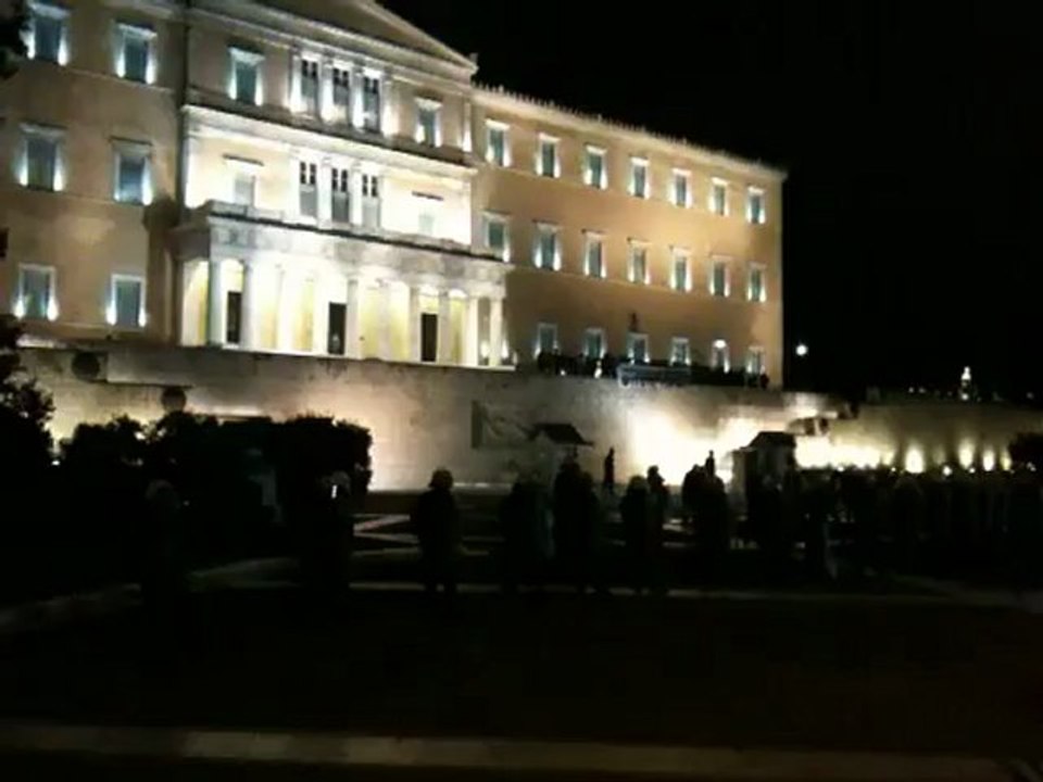 Το πανό του ΣΥΡΙΖΑ στη Βουλή