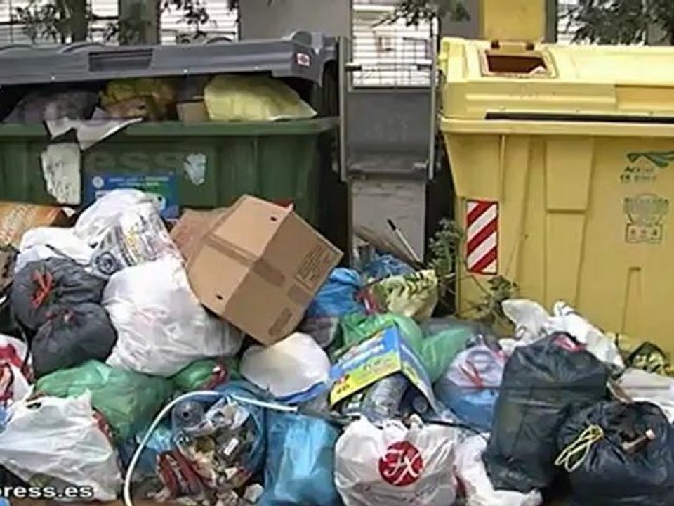 Vecinos de Jérez de la Frontera "hartos" con huelga basuras