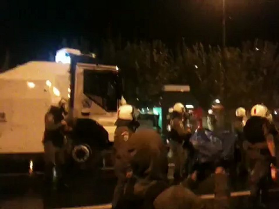 Ένταση έξω από τη Βουλή