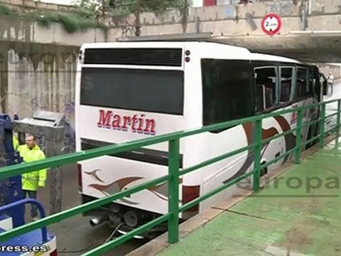 Un autobús se incrusta en un túnel de Massanassa (Valencia)
