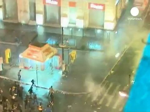 Violentas protestas en Atenas: el Parlamento interrumpe...