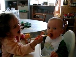 Lisa donne à manger à Quentin