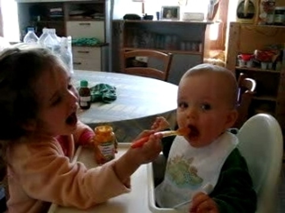 Lisa donne à manger à Quentin