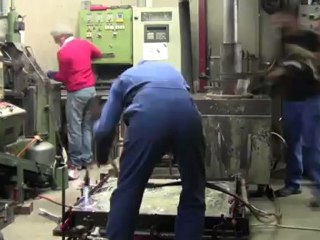 Fonderie (coulée) d'une plaque de plomb de 1.5 tonne