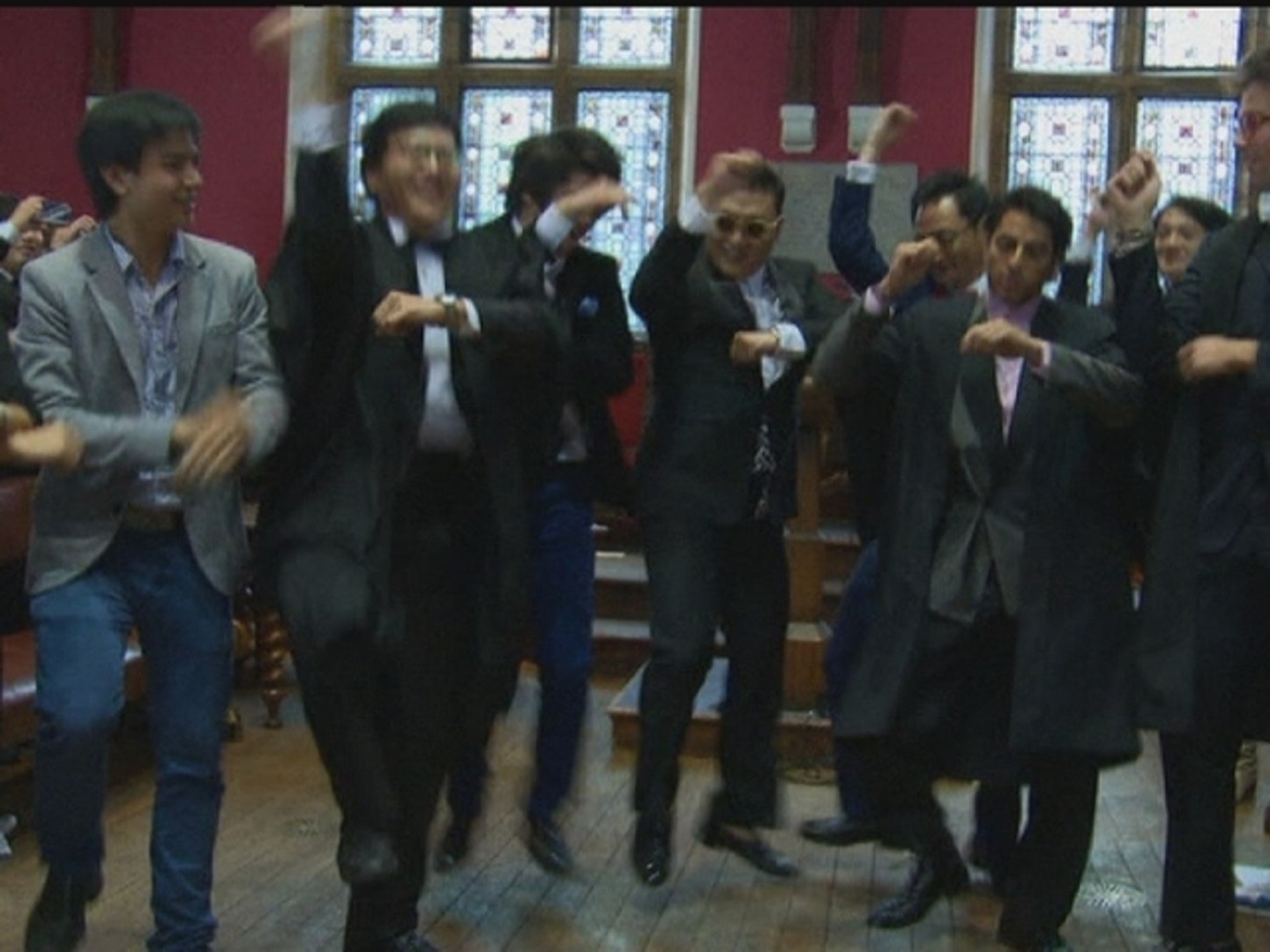 Psy teaches Oxford students how to dance Gangnam Style