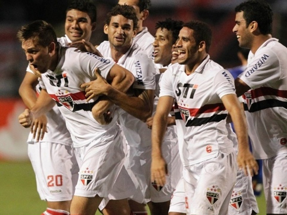 Un coup-franc monstrueux à plus de 130 km/h !