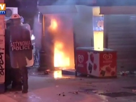 Athènes s’embrase à nouveau contre la rigueur