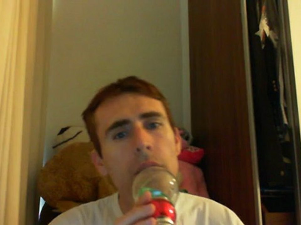 Wiwi égratigne "debout" de Jérôme Van Den Hole & Camille