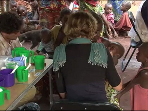 Guérir le pian chez les pygmées - Ep. 3 : jusqu'à 500 patients jour